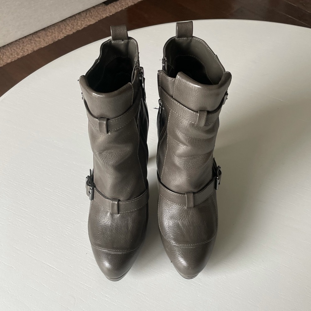 Simply Vera / Vera Wang gray booties. Size 8.5